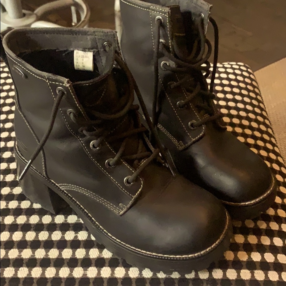 Vintage Skechers lace up block heel platform boots